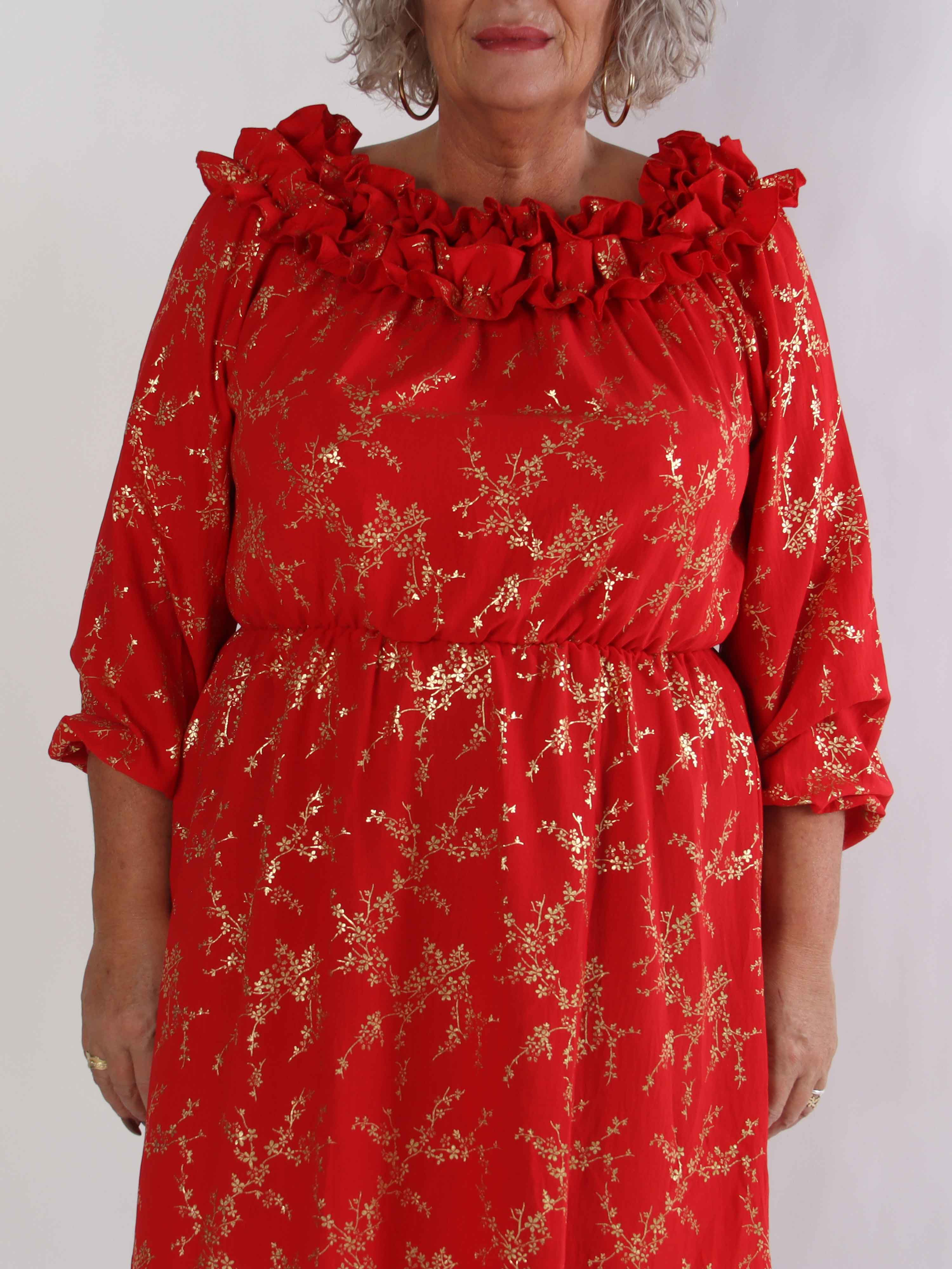 Chili Gold Fitted Dress - Plus size klänning i guldtryck med volangkant och resår i midjan